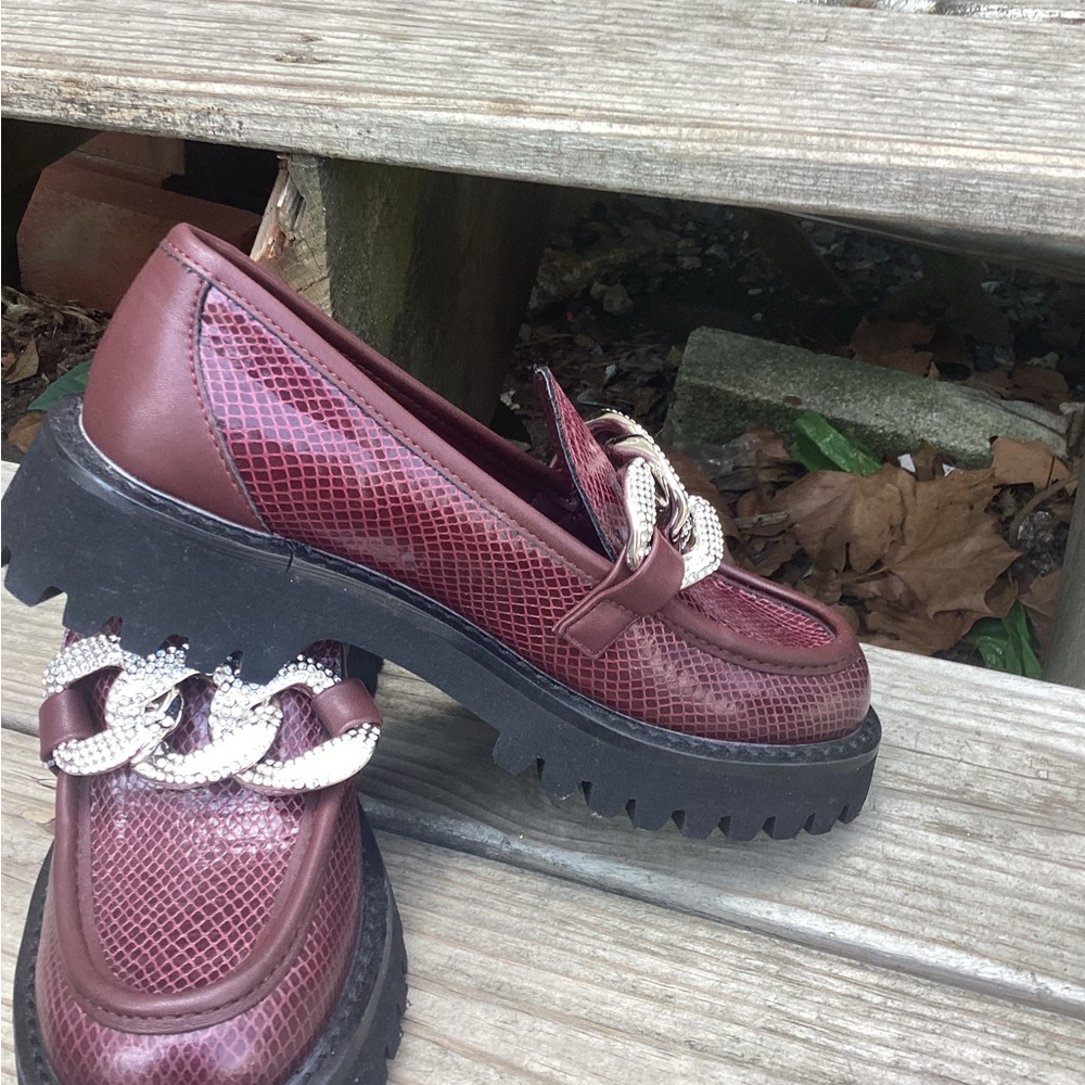 Karl Lagerfeld Burgundy Snake-Embossed Loafers with Silver Chain - Picture 4 of 7